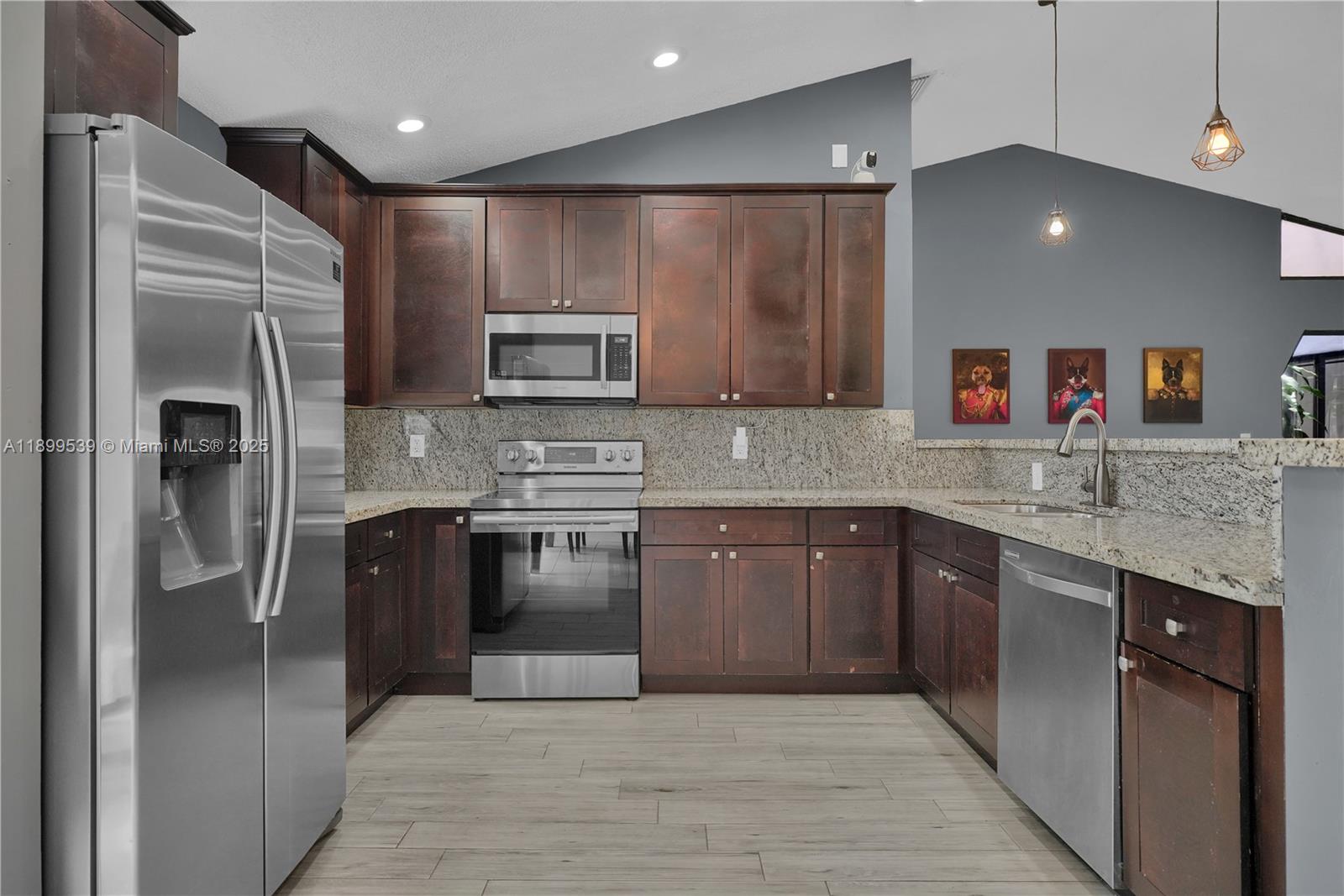 BOULEVARD WEST - Residential