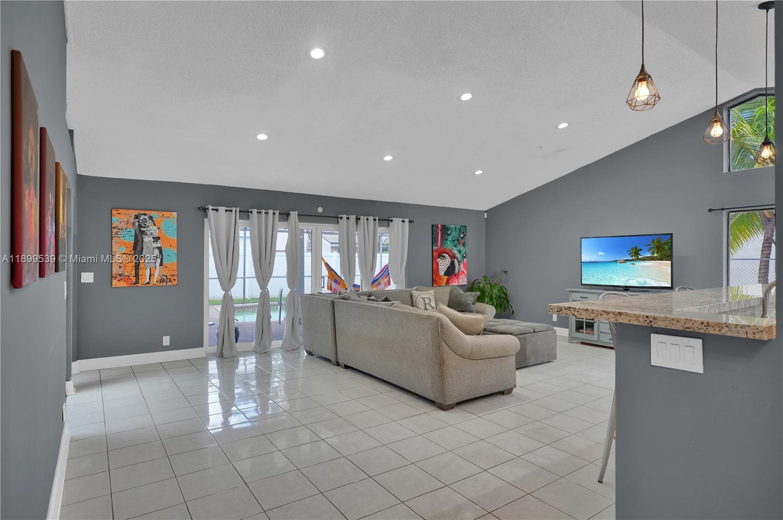 BOULEVARD WEST - Residential