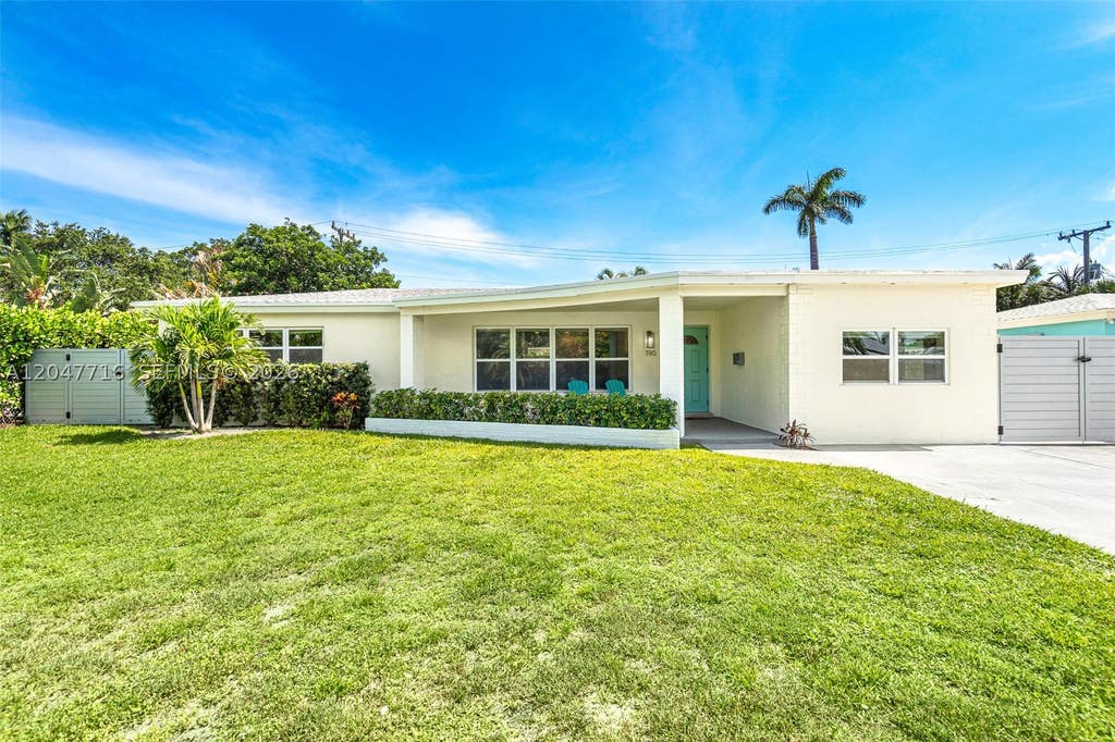 Photo of 190 NE 21st St, Boca Raton, FL 33431 (MLS # A12047716)