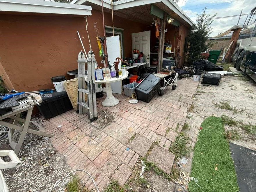 Investment opportunity in the heart of miramar!! handy man special single family home available, property needs TLC , priced to sell. Cash or hard money only , please see broker remarks.