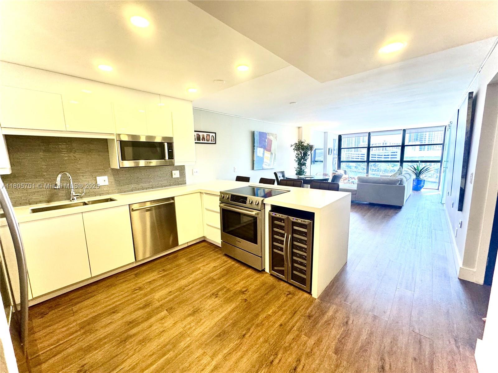 200 Leslie Dr 817