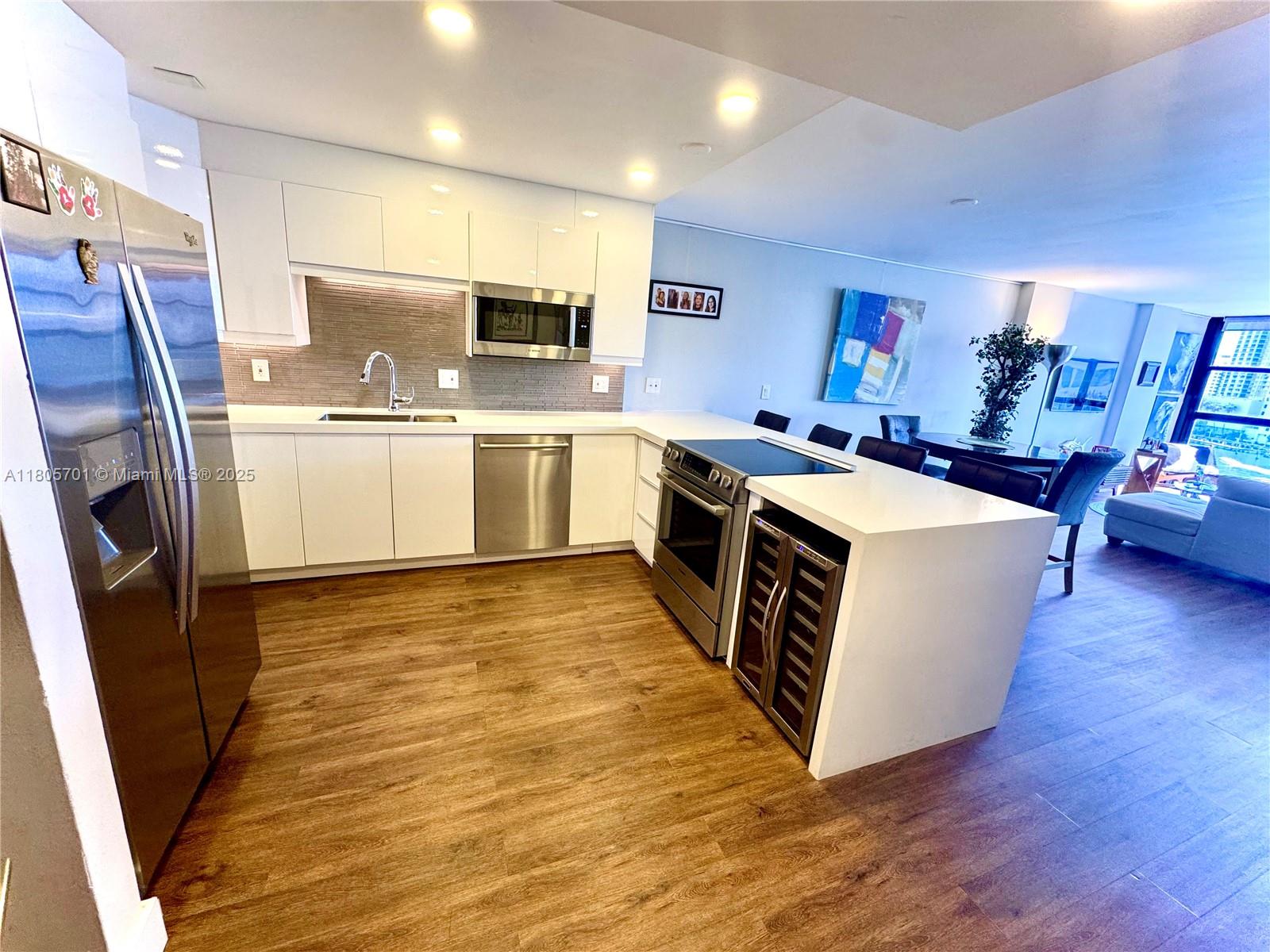 200 Leslie Dr 817