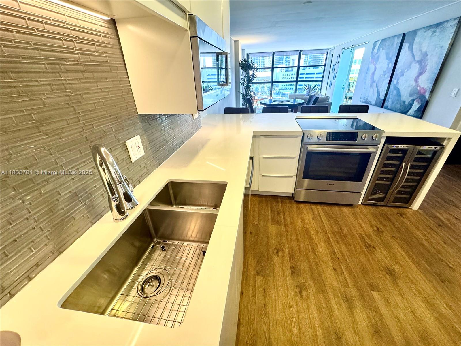 200 Leslie Dr 817