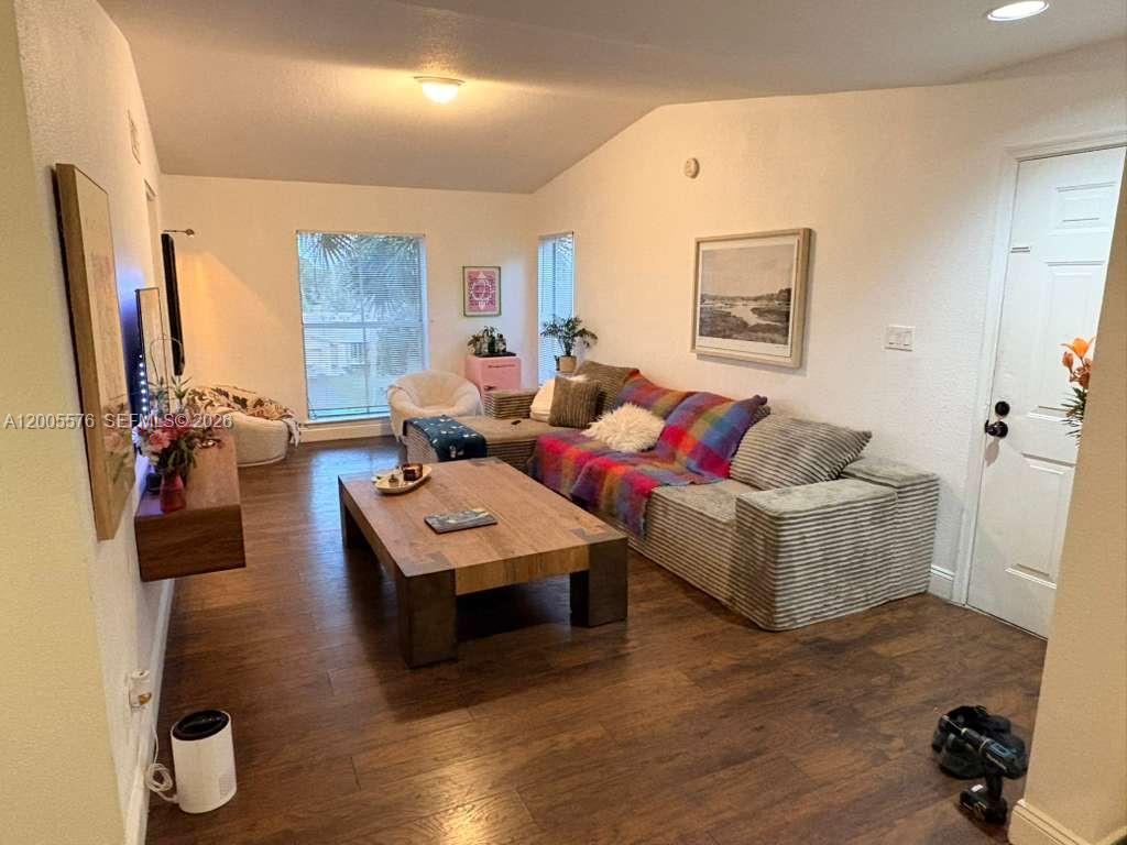 SAVANNAH AT RIVERSIDE CON - Residential