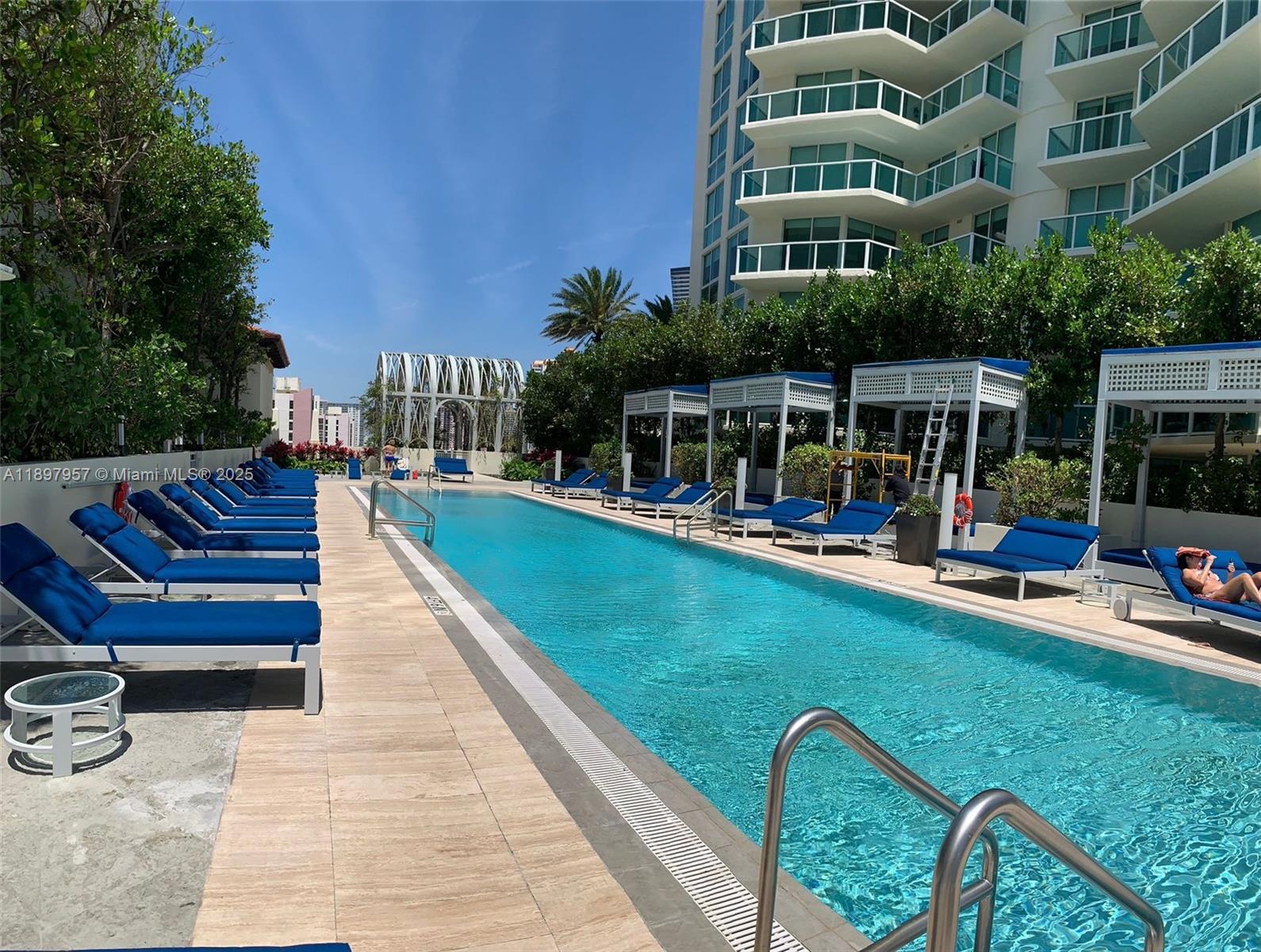 ST TROPEZ ON THE BAY 1 CO - Residential