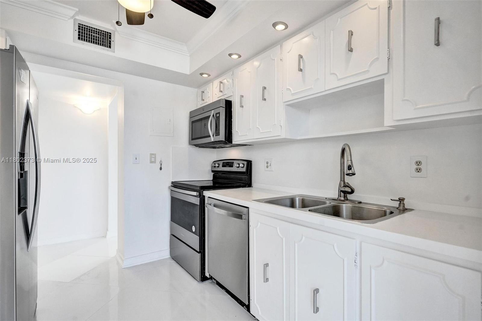 ASHLEIGH HOUSE CONDO - Residential Lease