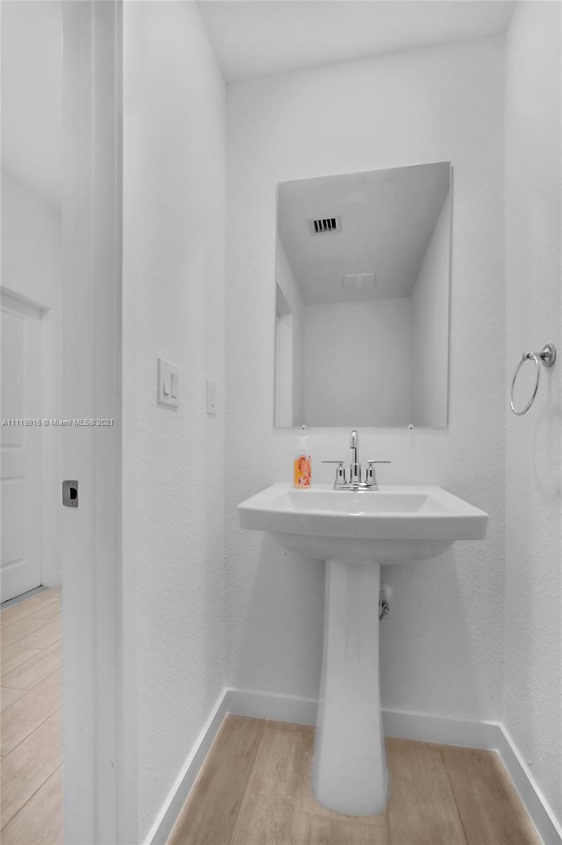 TOWN COMMONS PUD REPLAT - Residential Lease
