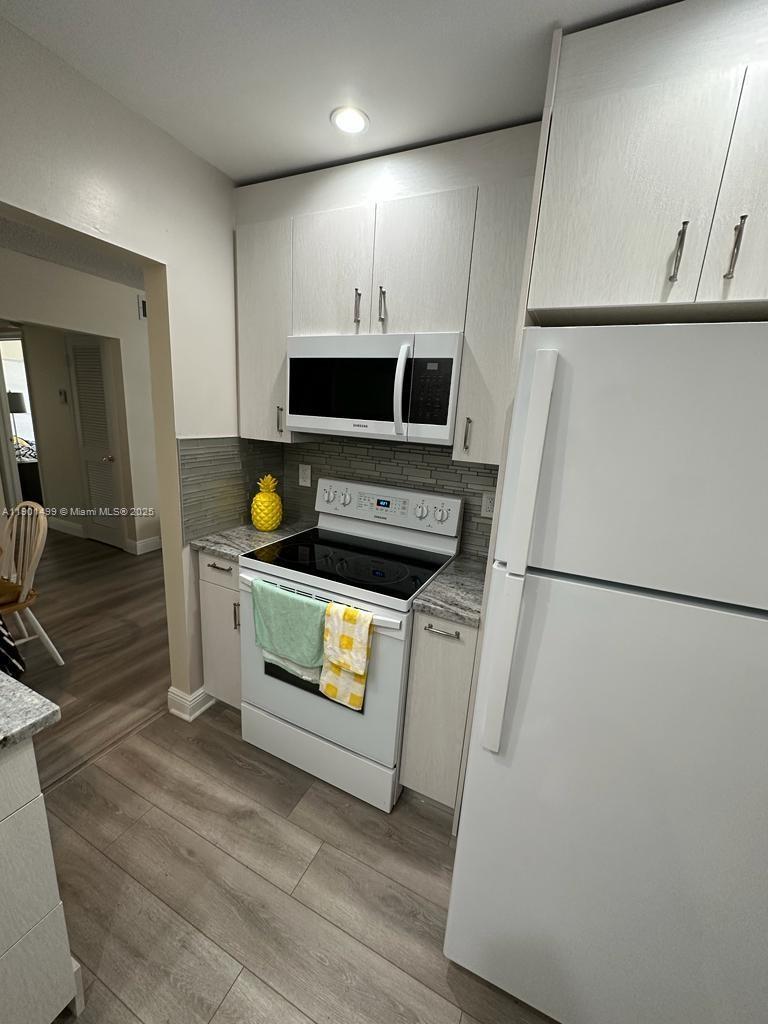 IMPERIAL POINT COLONNADES - Residential Lease