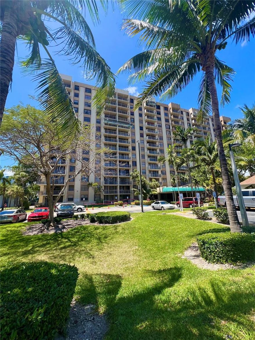 Great opportunity for investors! This  spacious corner 2-Bedroom, 2-Bath is one the best priced in the building! This is a great opportunity with a brand new A/C already installed, and freshly painted! The rents in this buildig are very atractive in today's market. The amenities include a pool, jacuzzi, dog park, outdoor sports court, BBQ area and more. The Greenwich has a great location, only steps away from Whole Foods, Publix, good restaurants and only a five minute drive straight to the beach! UNIT 315 FACES NORTHEAST AND ENJOYS THE MORNING SUN, STAYING COOLER THROUGHOUT THE DAY (VERSUS THE HOT UNITS FACING THE WEST, EXPOSED TO THE MID DAY AND AFTERNOON SUN).