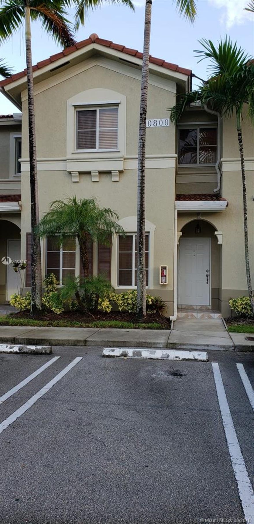 STUNNING AND SO WELL KEPT, THIS TOWNHOME IS A TREASURE. IN THE HEART OF DORAL WHERE EVERYTHING IS SO ACCESSIBLE.