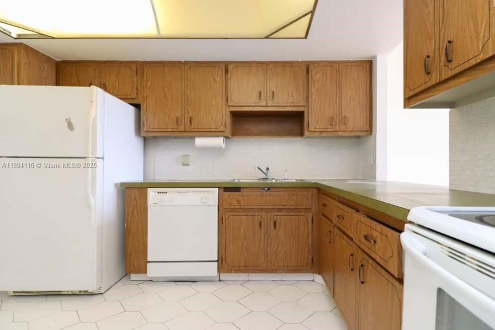 BUCKLEY TOWERS CONDO - EA - Residential Lease