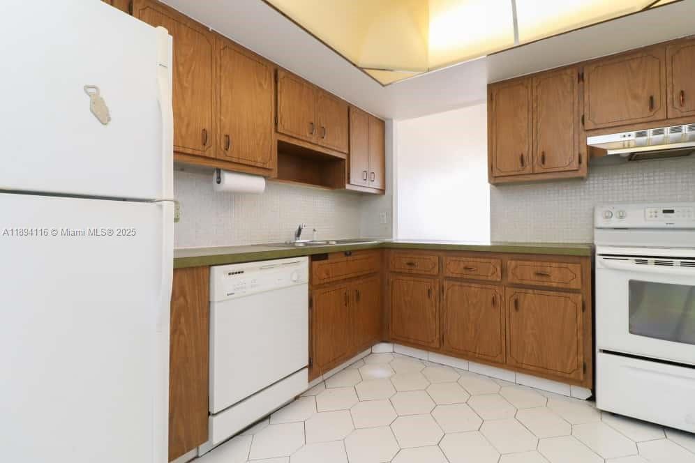 BUCKLEY TOWERS CONDO - EA - Residential Lease