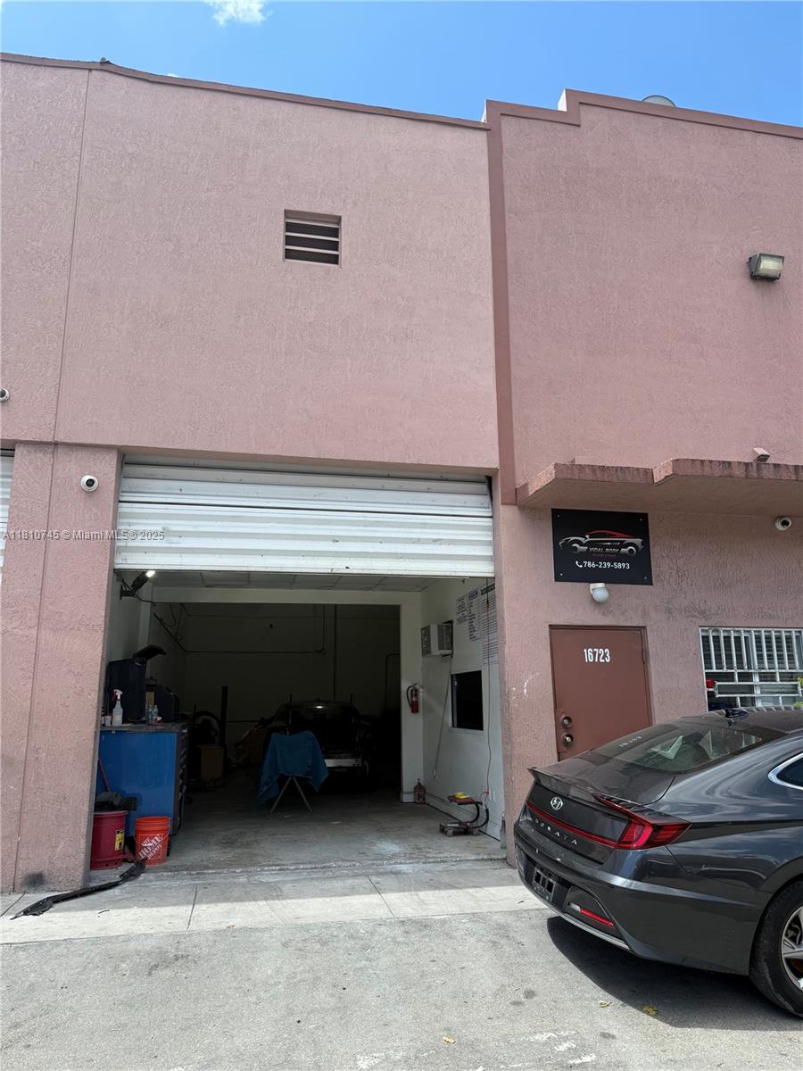 Warehouse Office Space and Restrooms 20 ft Clear Ceiling Height, Ideal for any type of business or venture, easy access to important roads such as Turpinke and 826