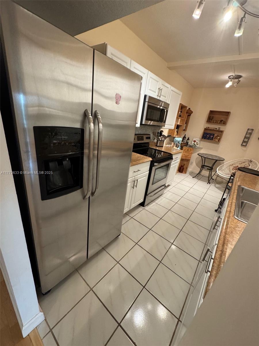 4330 Hillcrest Dr 304