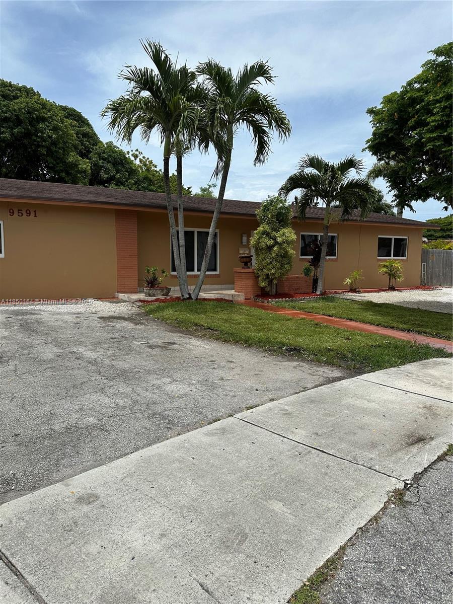 Great remodeled house a few blocks from Florida International University, large backyard with tropical fruit trees, nice large terrace overlooking the backyard, great for a hammock and total relaxation. This beautiful house has three bedrooms and three baths, plenty of parking in the front. It is a gem, only one block from 8th street close to shopping, transportation, restaurants and medical facilities.