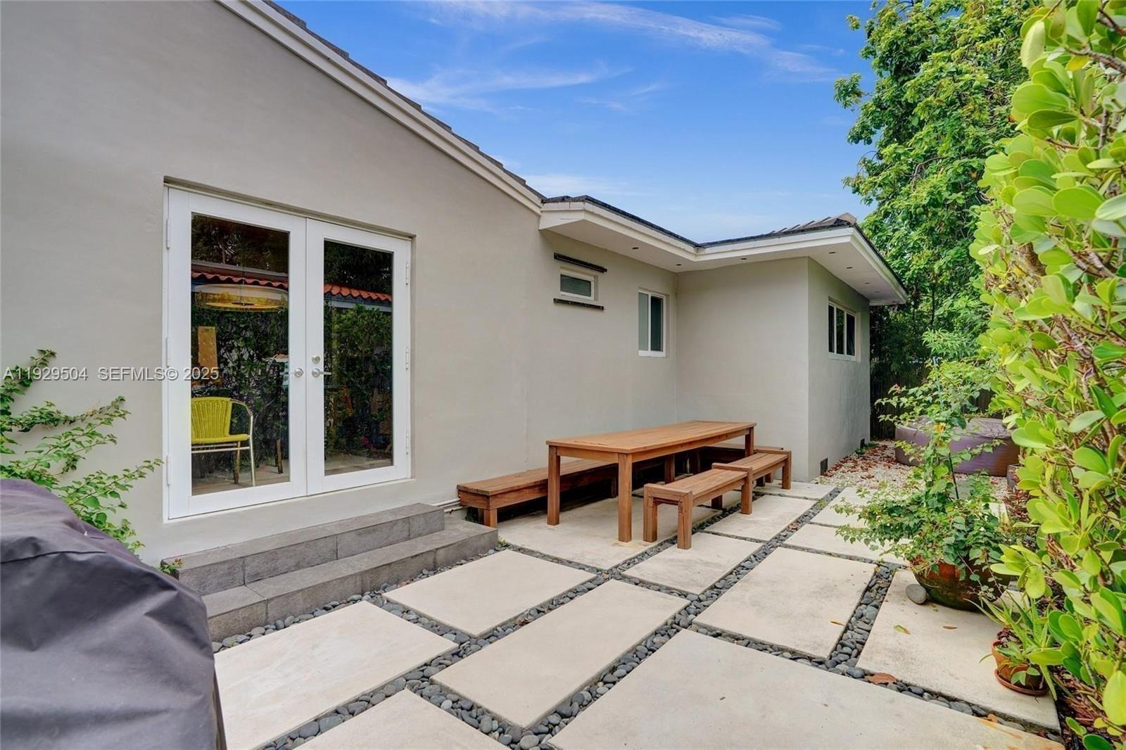 CORAL GABLES RIV SEC 6 - Residential Lease