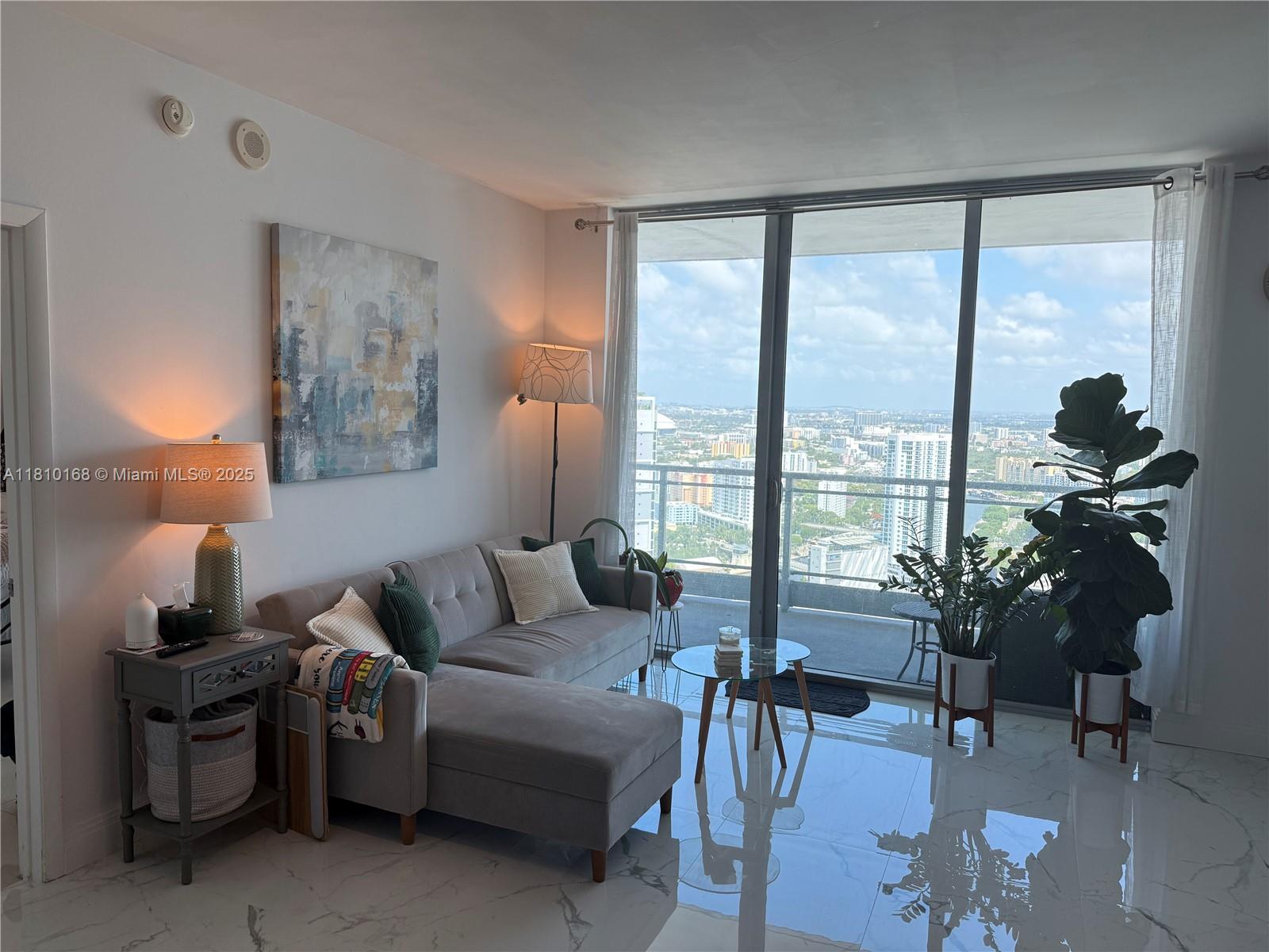 90 Sw 3rd St 4007, Miami, Broward County, Florida - 2 Bedrooms  
2 Bathrooms - 