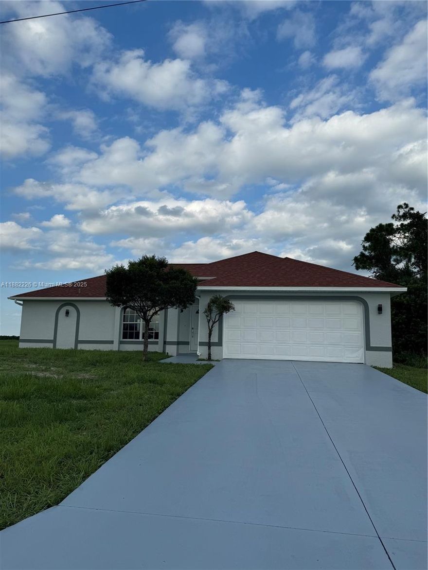 A beautiful family property with 4 bedrooms and 2 bathrooms. A spacious master bedroom with a closet and other extra closets, ideal for storage. A large garage and good land. Quiet neighborhood. Ideal home for families.