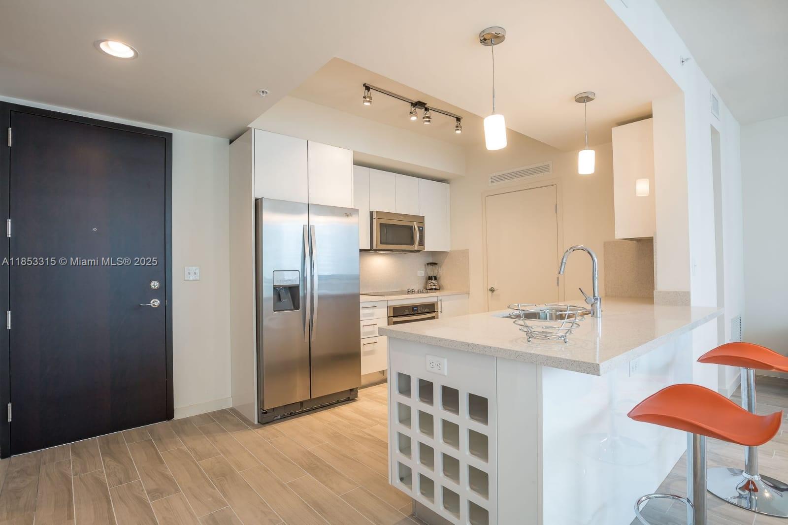 Beautiful, modern, completed furnished (1bed/1bath) unit, in the heart of Brickell, the area has the best location, just steps away you will find a city full of life with great restaurants and all the services you will need without using a car. The building has luxurious, spacious and spectacular common areas. Your lifestyle will be enhanced by enjoying everything it offers.