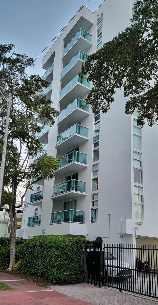 Large 1 bedroom 1-1 1/2 bathroom totally renovated unit with all stainless steel appliances. Located in the heart of South Beach. Walking distance to Whole Foods, Walgreens, diverse restaurants and shops, one block to Lincoln Road, 10 minutes of downtown.
Beautiful unit with balcony , assigned covered parking space, fitness center, pool and Jacuzzi ready to move in!