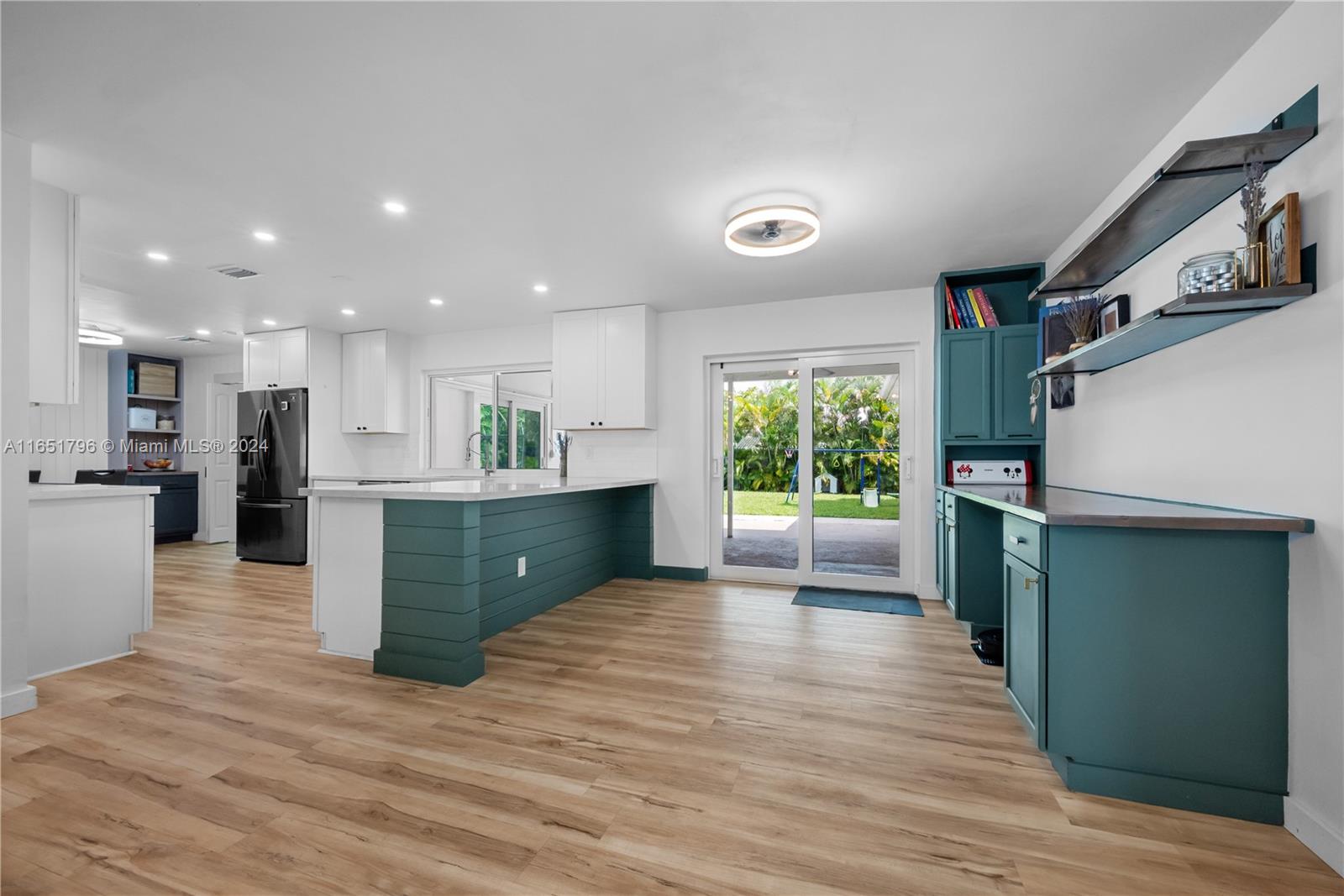 HOLLYWOOD HILLS - Residential