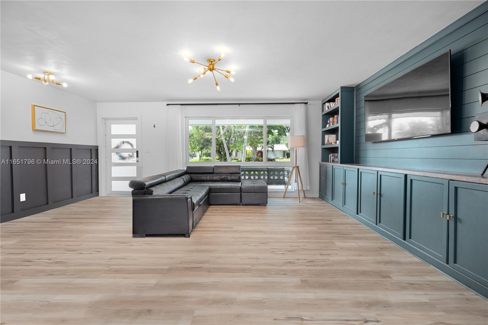 HOLLYWOOD HILLS - Residential