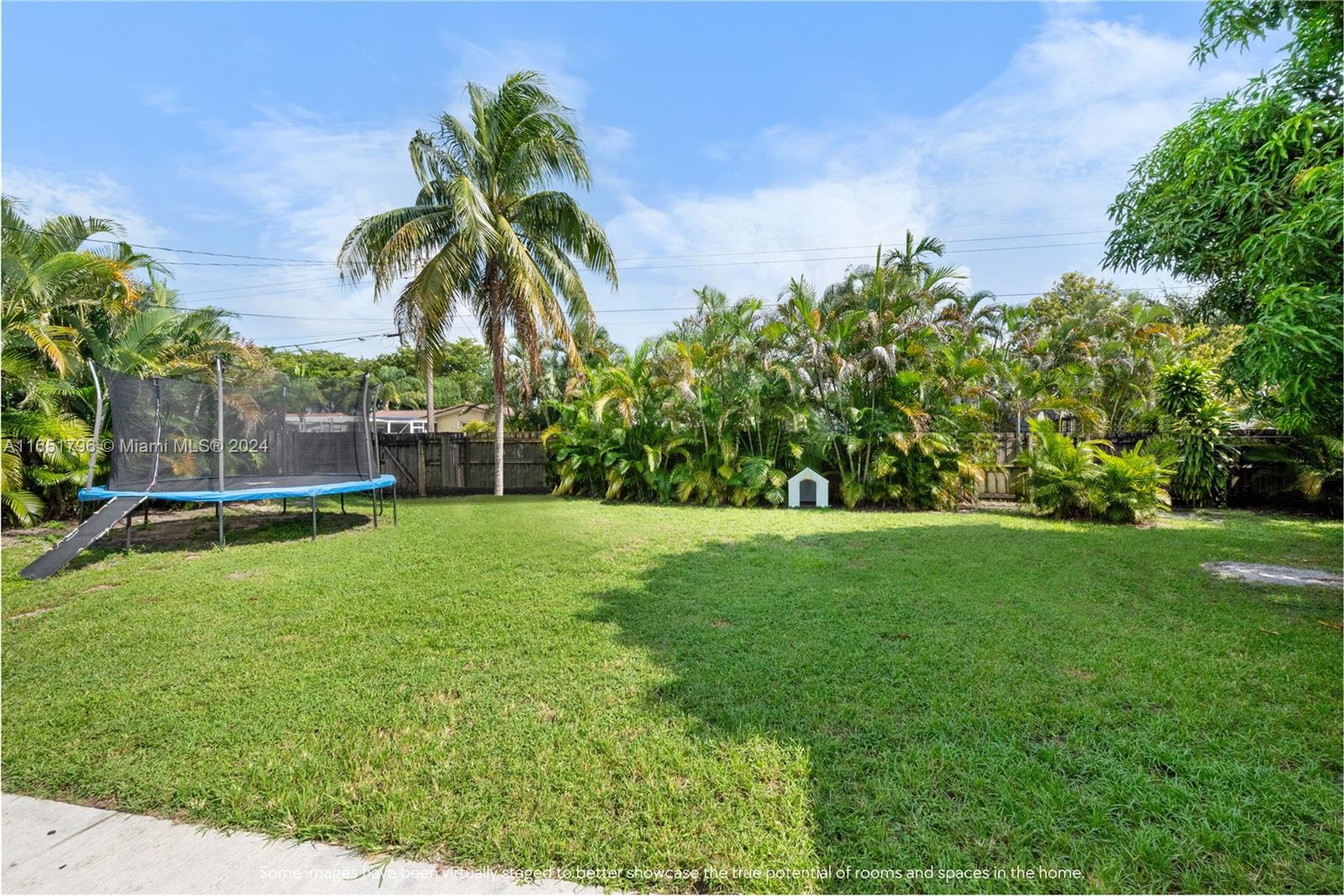 HOLLYWOOD HILLS - Residential