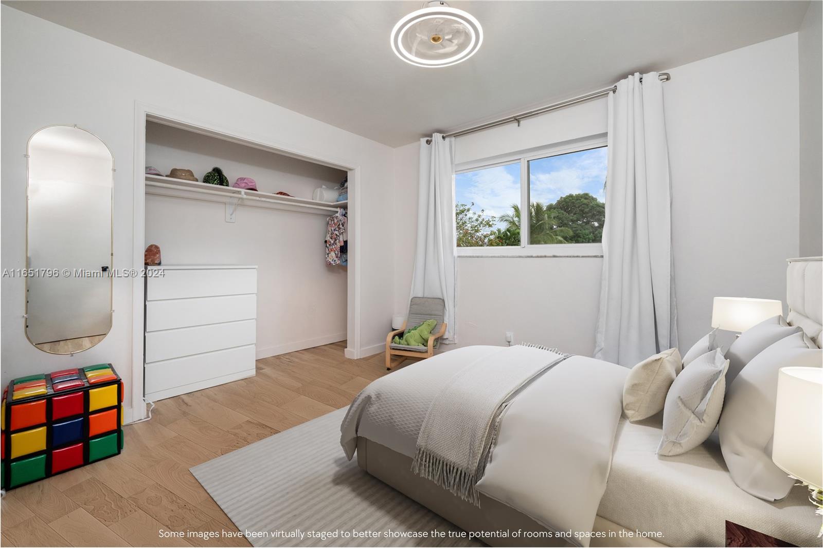 HOLLYWOOD HILLS - Residential