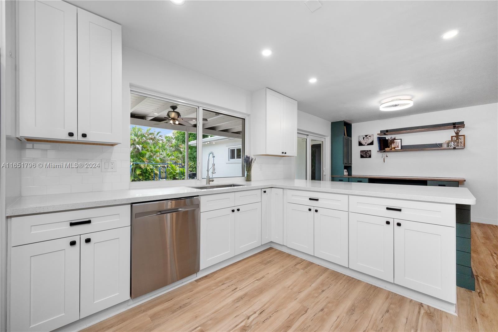 HOLLYWOOD HILLS - Residential