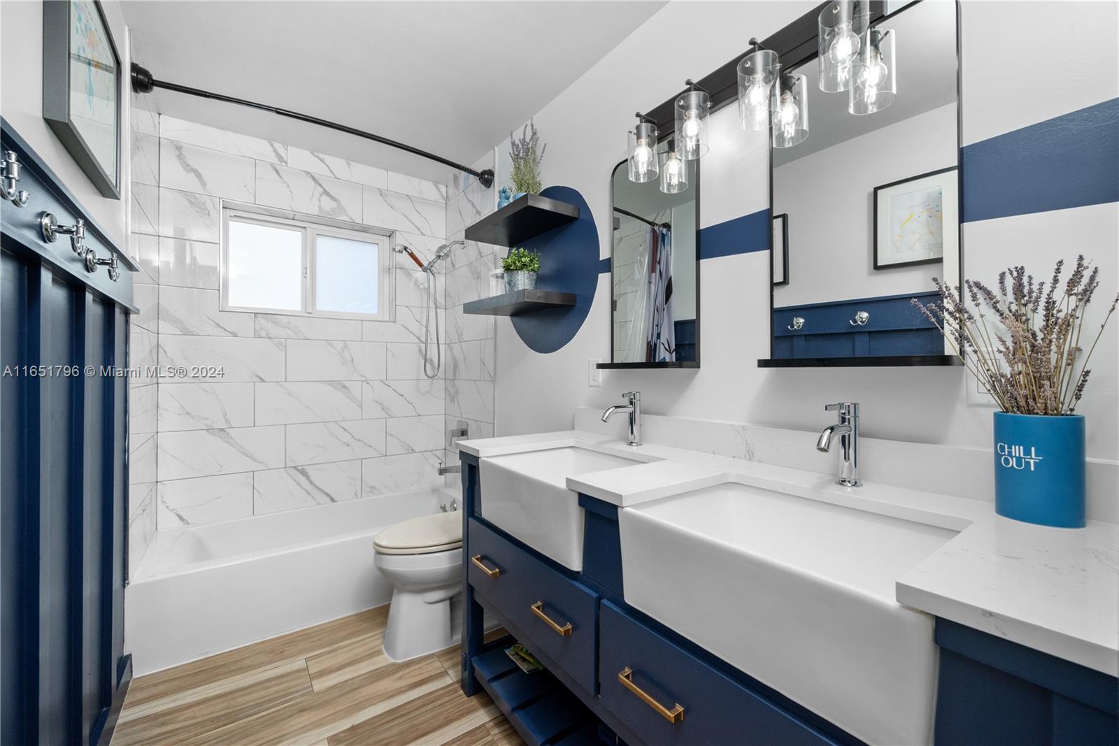 HOLLYWOOD HILLS - Residential