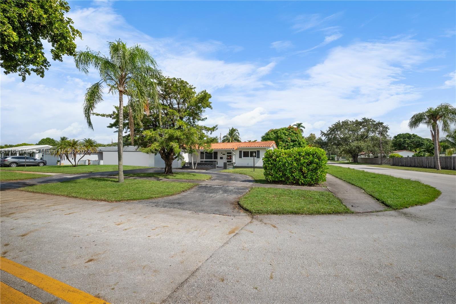 HOLLYWOOD HILLS - Residential