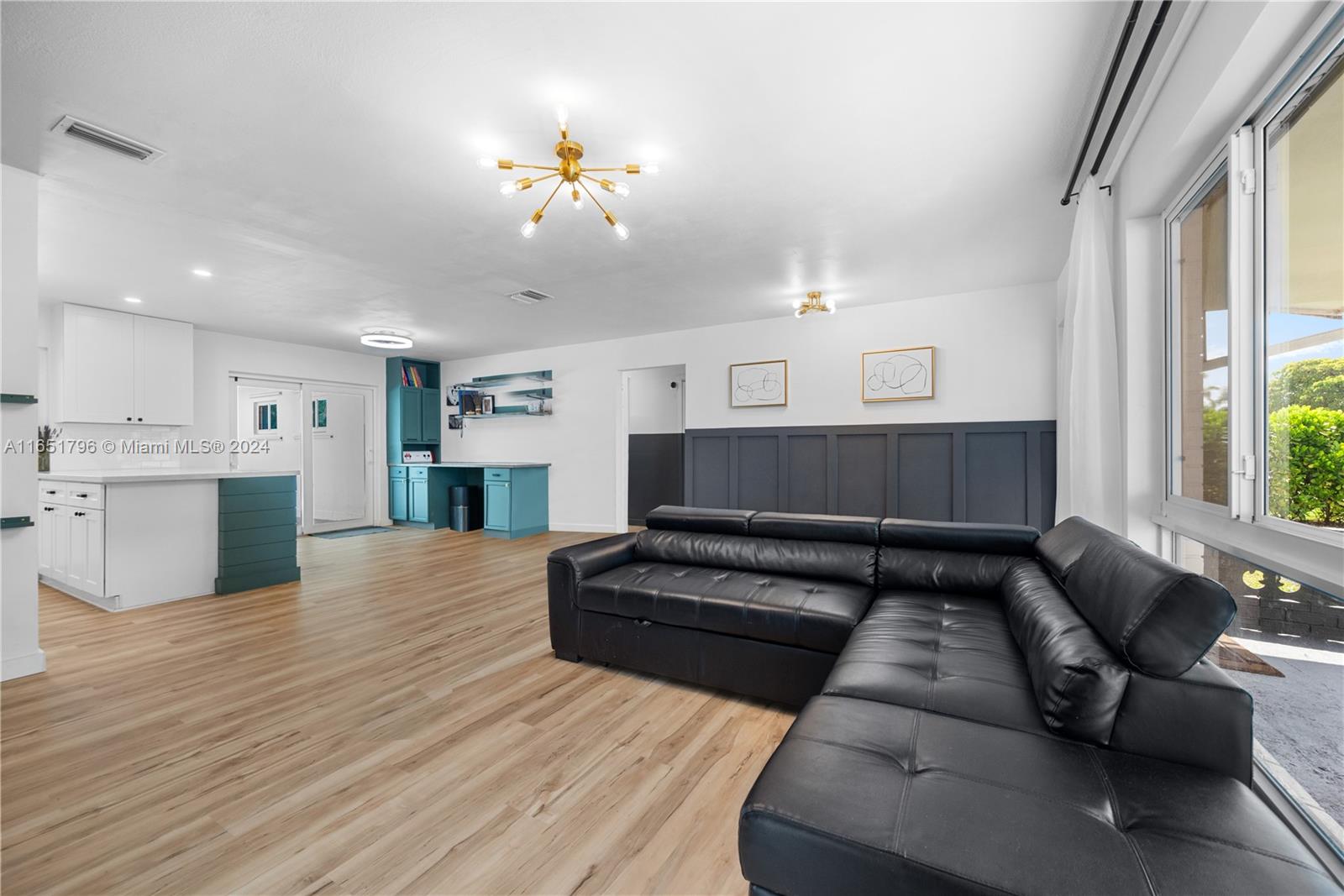 HOLLYWOOD HILLS - Residential