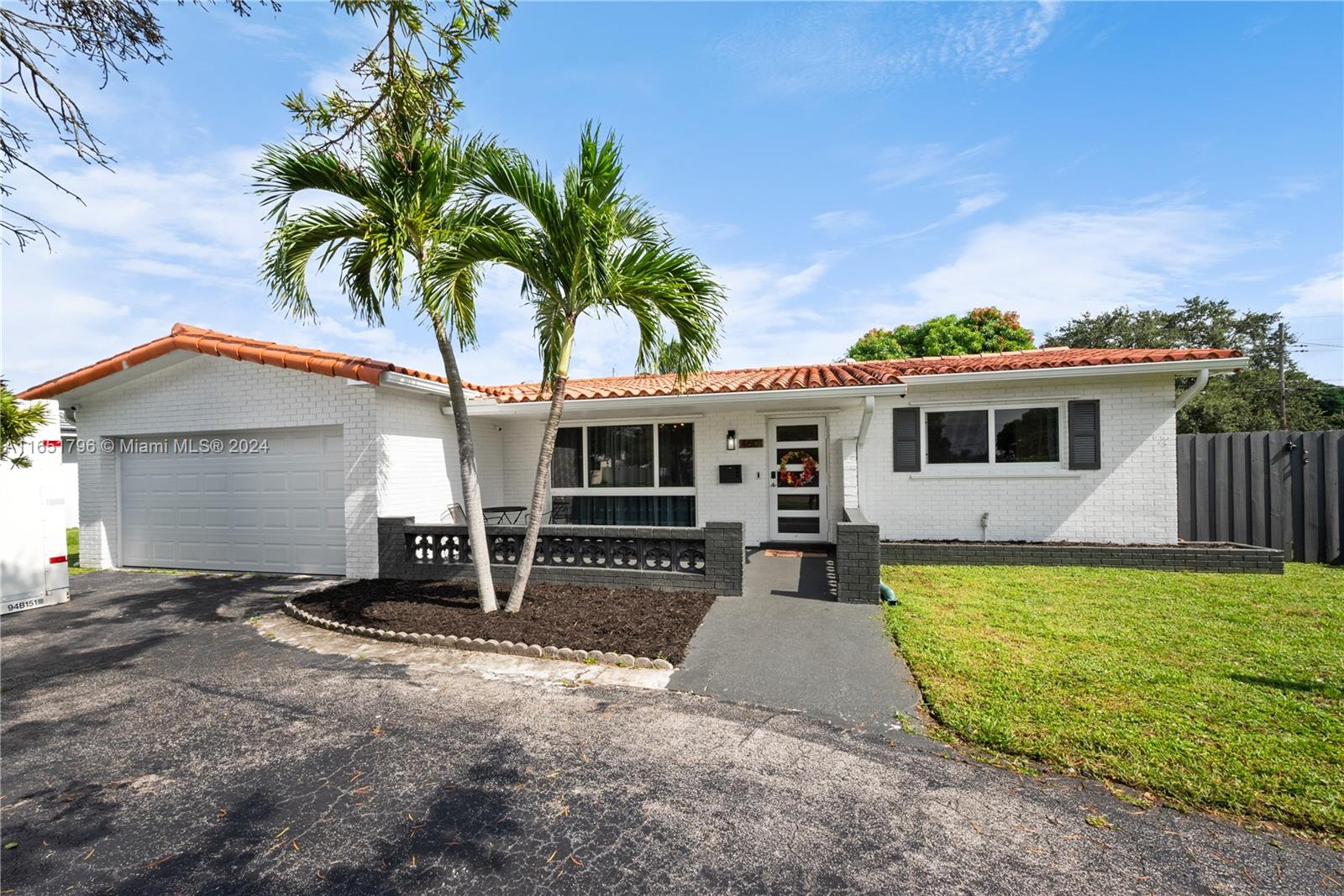 HOLLYWOOD HILLS - Residential