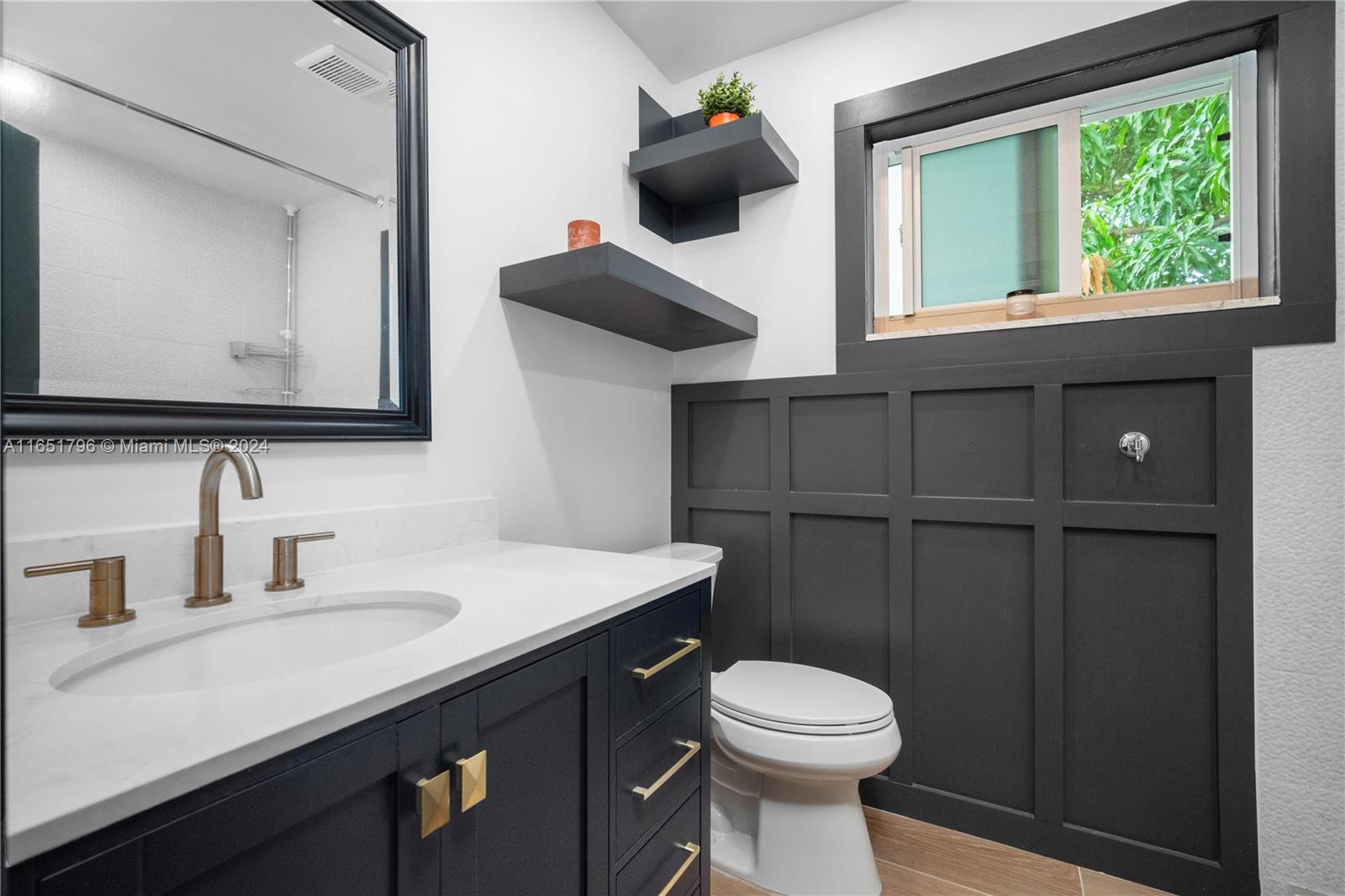 HOLLYWOOD HILLS - Residential