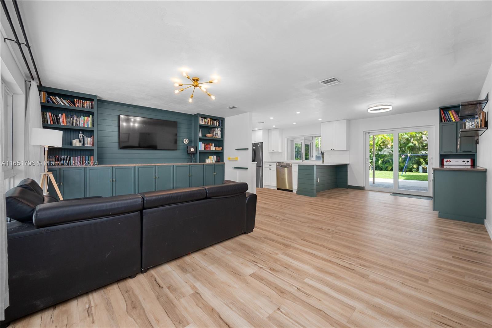 HOLLYWOOD HILLS - Residential