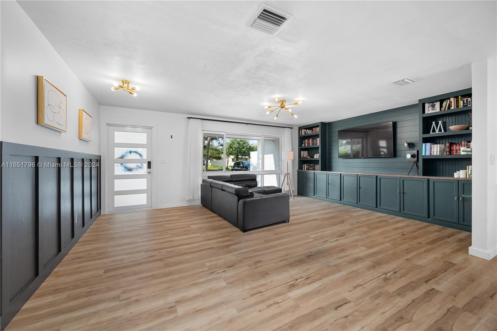 HOLLYWOOD HILLS - Residential