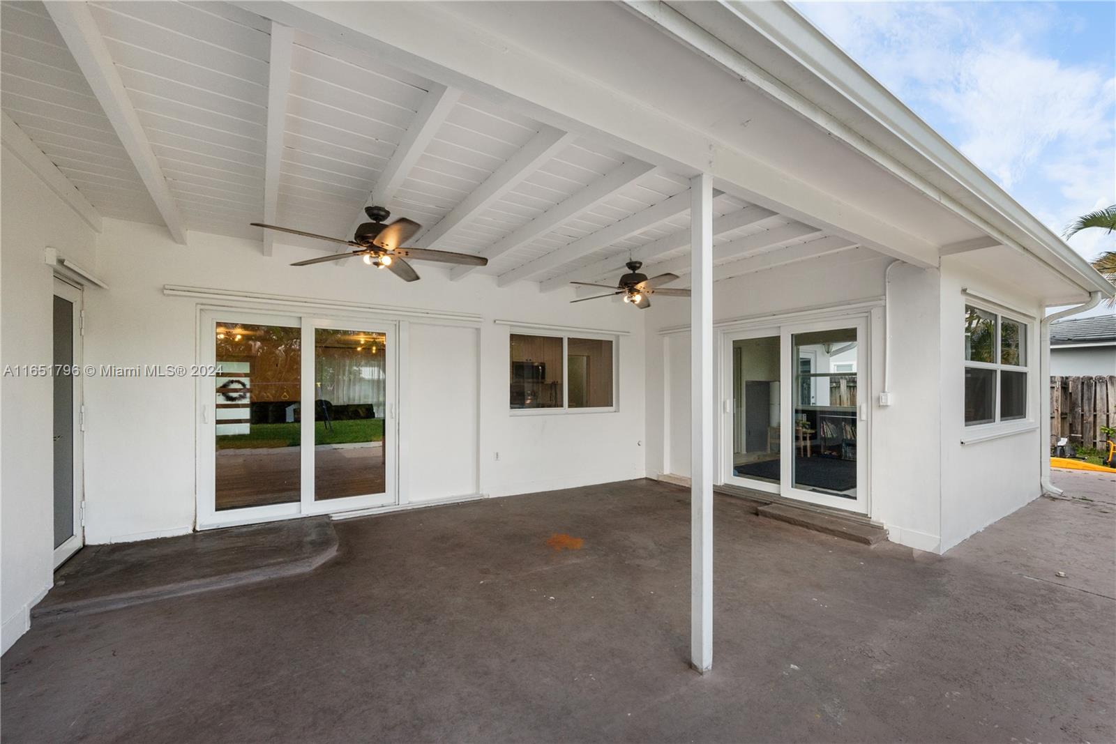 HOLLYWOOD HILLS - Residential