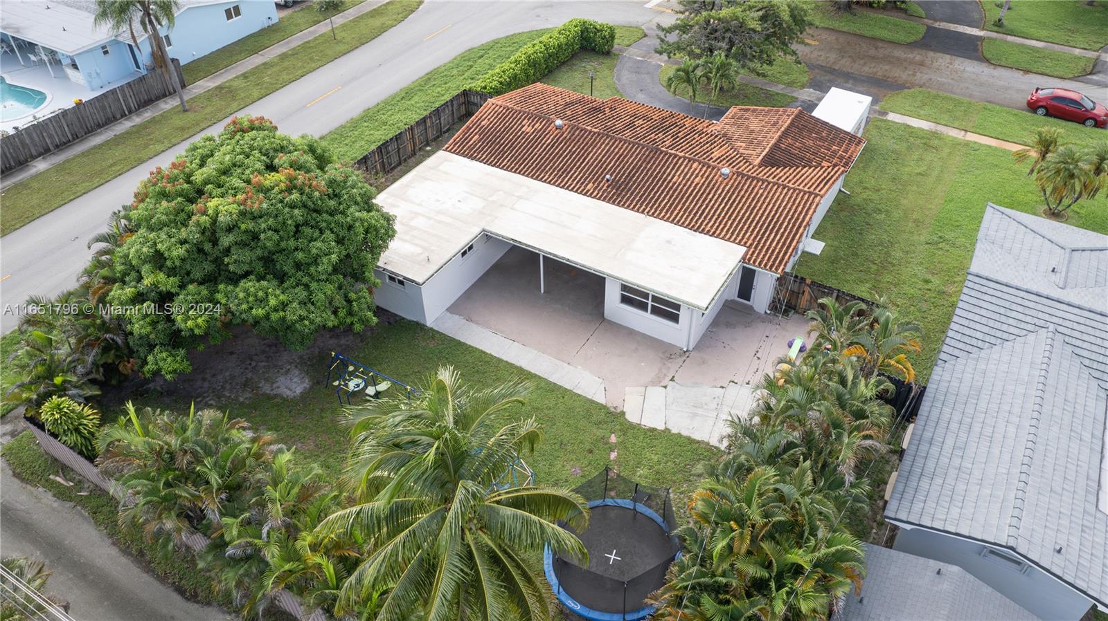 HOLLYWOOD HILLS - Residential