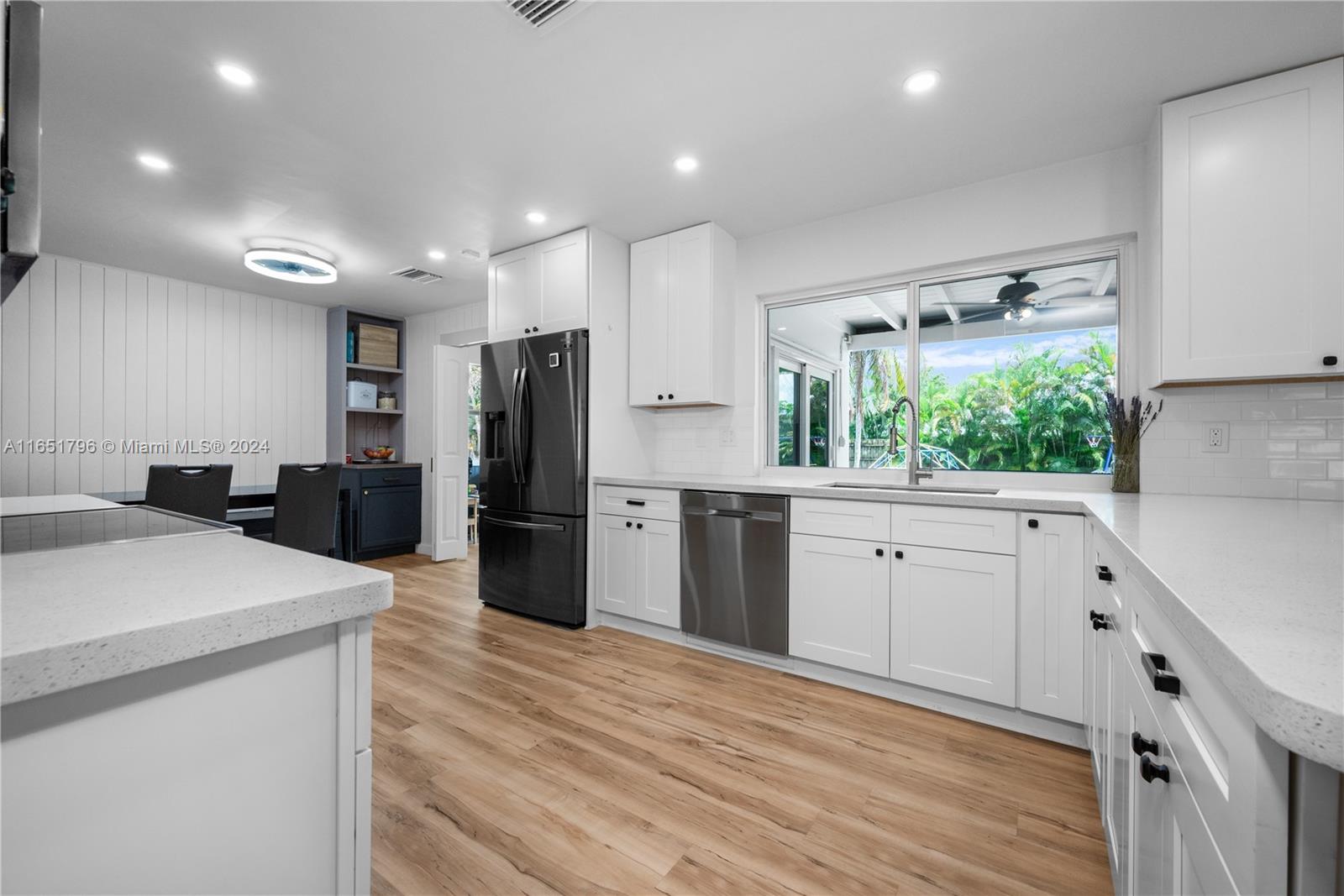 HOLLYWOOD HILLS - Residential