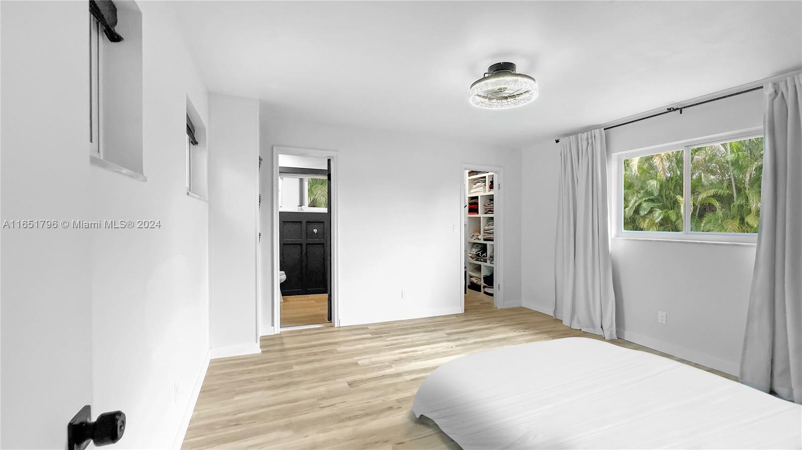 HOLLYWOOD HILLS - Residential