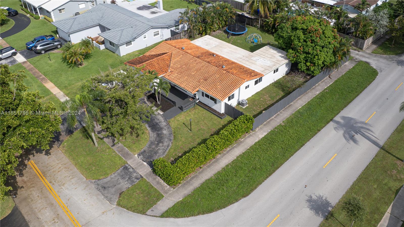 HOLLYWOOD HILLS - Residential