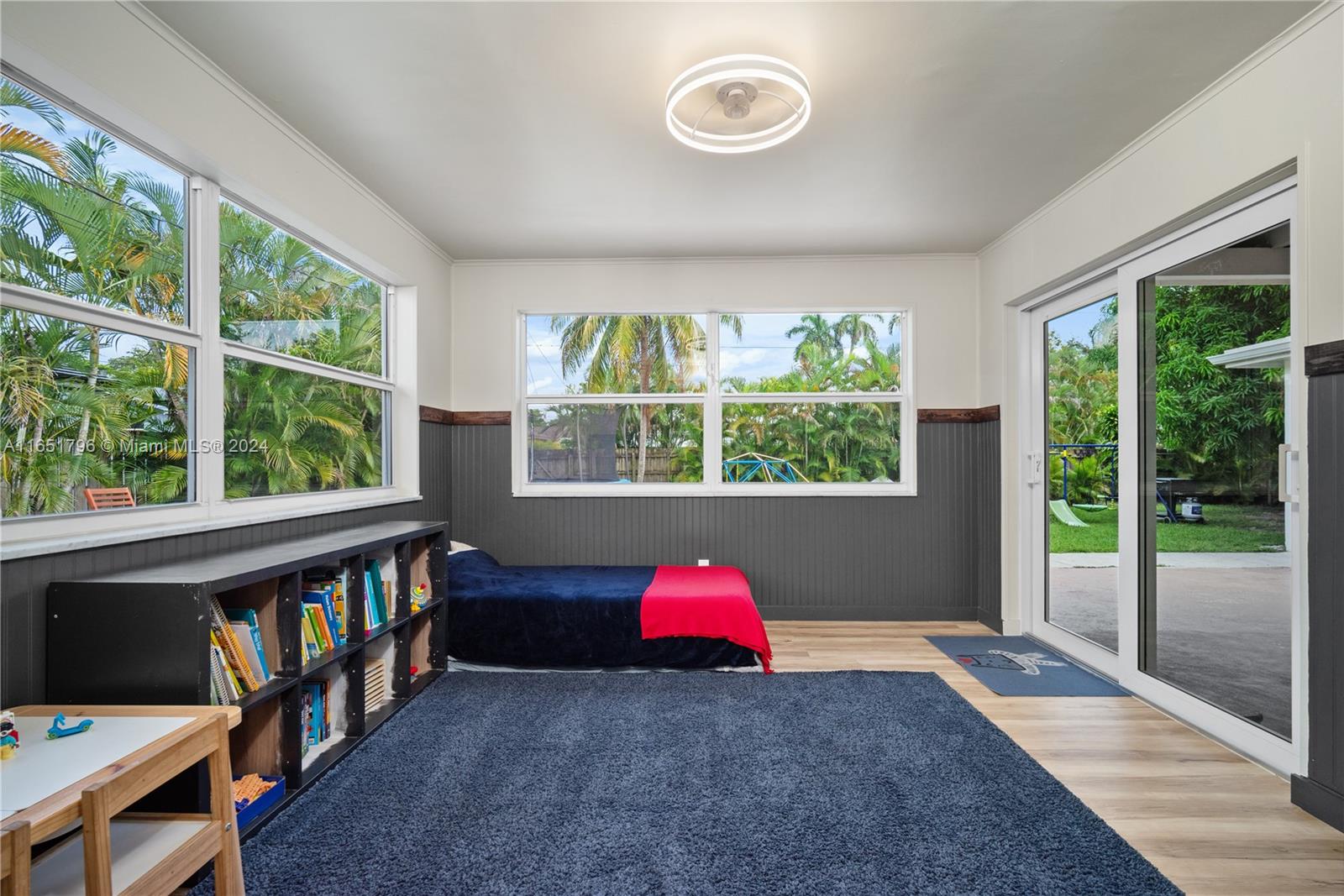 HOLLYWOOD HILLS - Residential