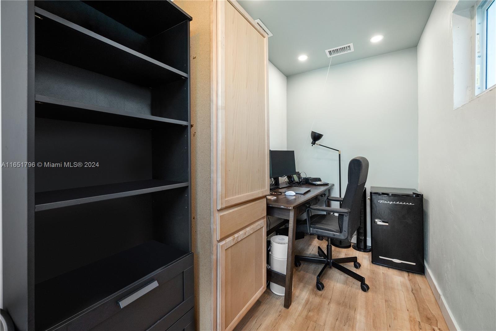 HOLLYWOOD HILLS - Residential