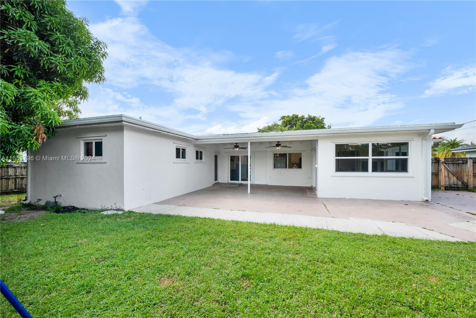 HOLLYWOOD HILLS - Residential