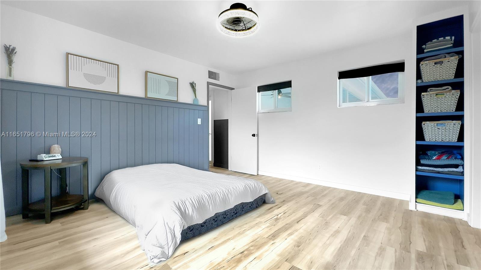 HOLLYWOOD HILLS - Residential