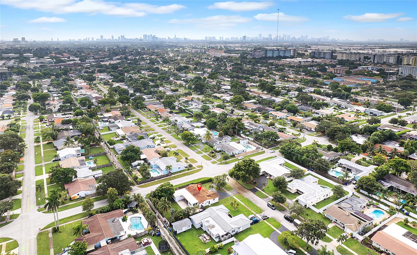 HOLLYWOOD HILLS - Residential