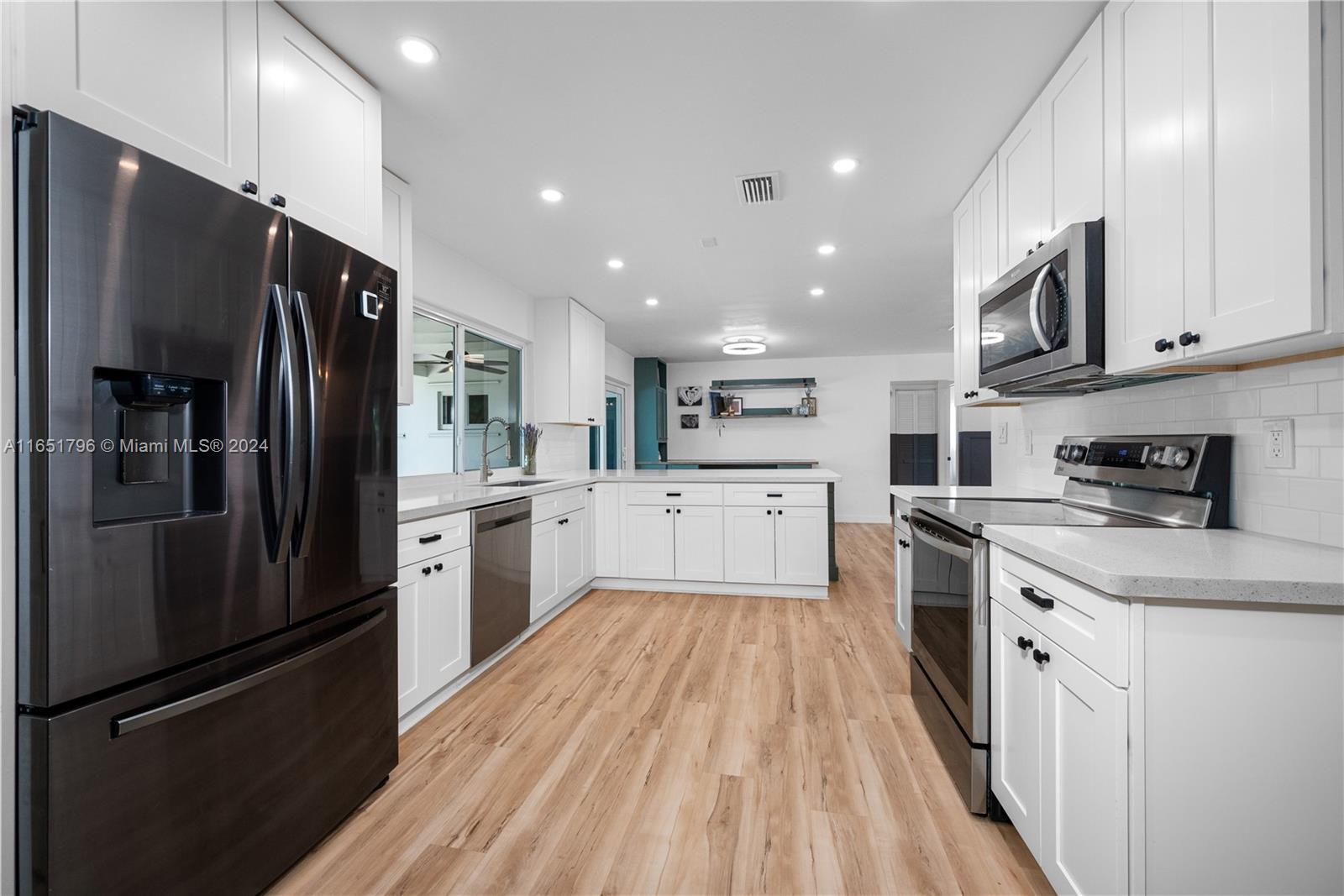 HOLLYWOOD HILLS - Residential