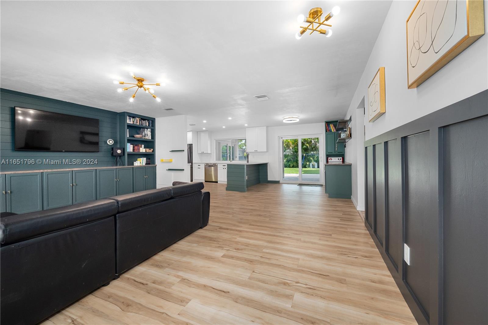 HOLLYWOOD HILLS - Residential