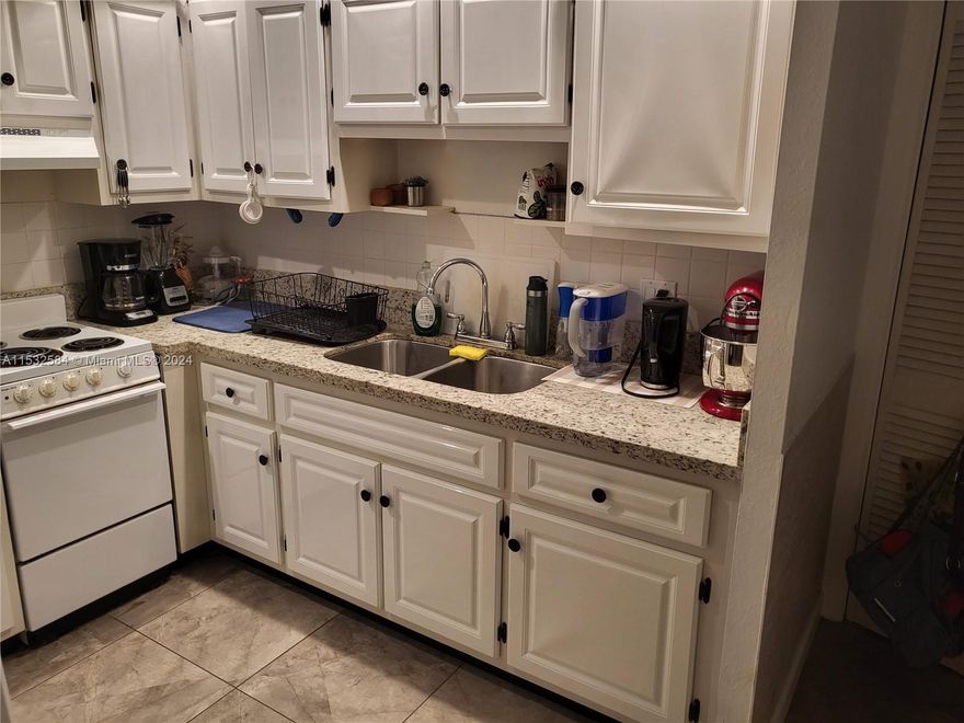 Beautiful 1 bedroom 1 bath apt East of US 1, with fold away door to make unit a real 1 bedroom or open up the space. This Unit has huge walk in closet and separate storage locker,  central AC, tile floors, granite counter tops and community pool and has a separate storage locker. Close to the beach, and Fort Lauderdale airport