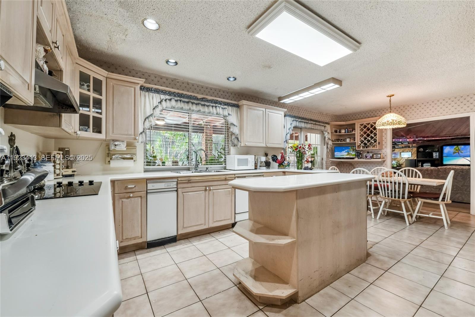 CHARLOTTE ESTATES - Residential